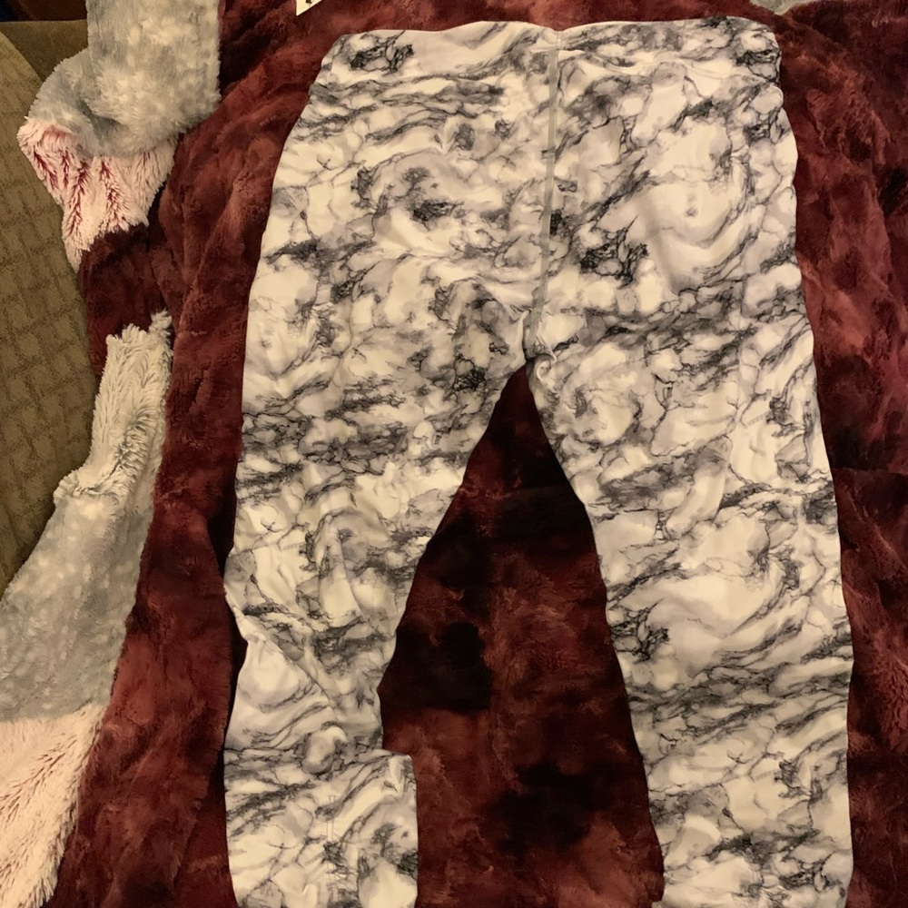 NWT Calvin Klein performance leggings L marble pattern
